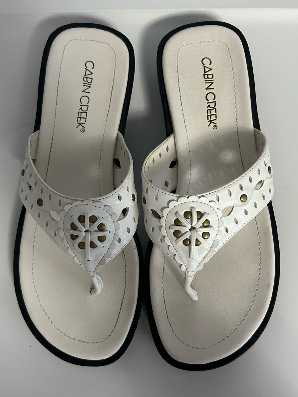 Cabin Creek White Cutout Flower Thong Sandals